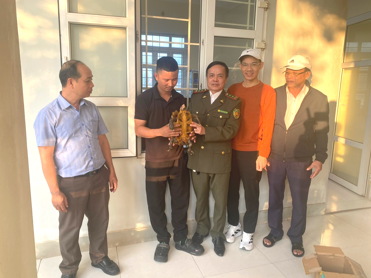Thấy con vật bò lổm ngổm trong vườn, người dân liền gọi đường dây nóng trình báo - Ảnh 1.
