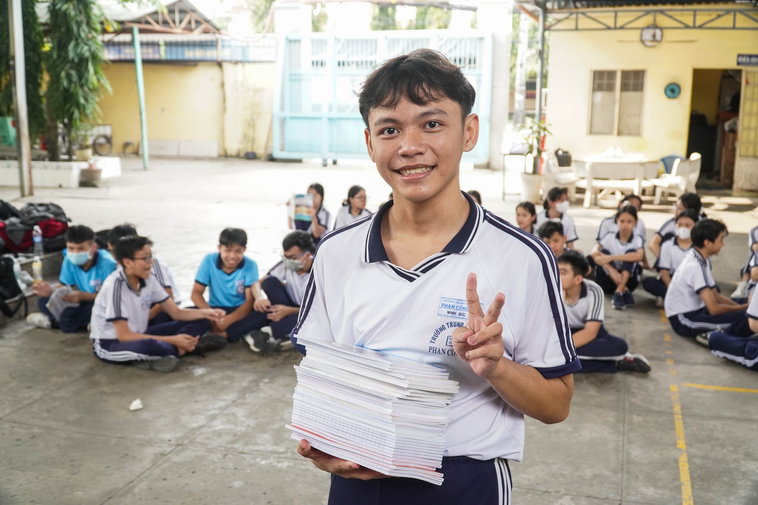 Những chồng tập trắng y&ecirc;u thương ủng hộ chương tr&igrave;nh "Triệu tập vở cho học sinh v&ugrave;ng bị thi&ecirc;n tai" - Ảnh 1.