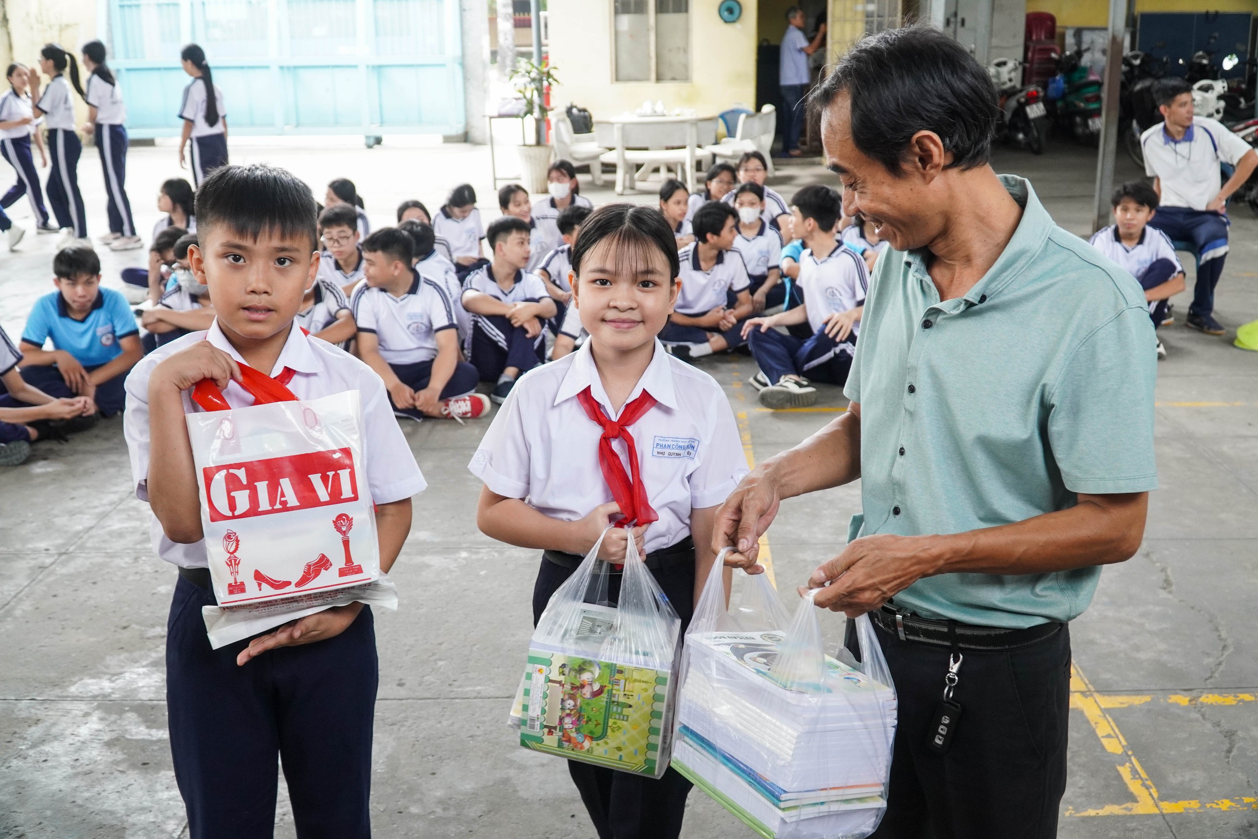 Những chồng tập trắng y&ecirc;u thương ủng hộ chương tr&igrave;nh "Triệu tập vở cho học sinh v&ugrave;ng bị thi&ecirc;n tai" - Ảnh 2.