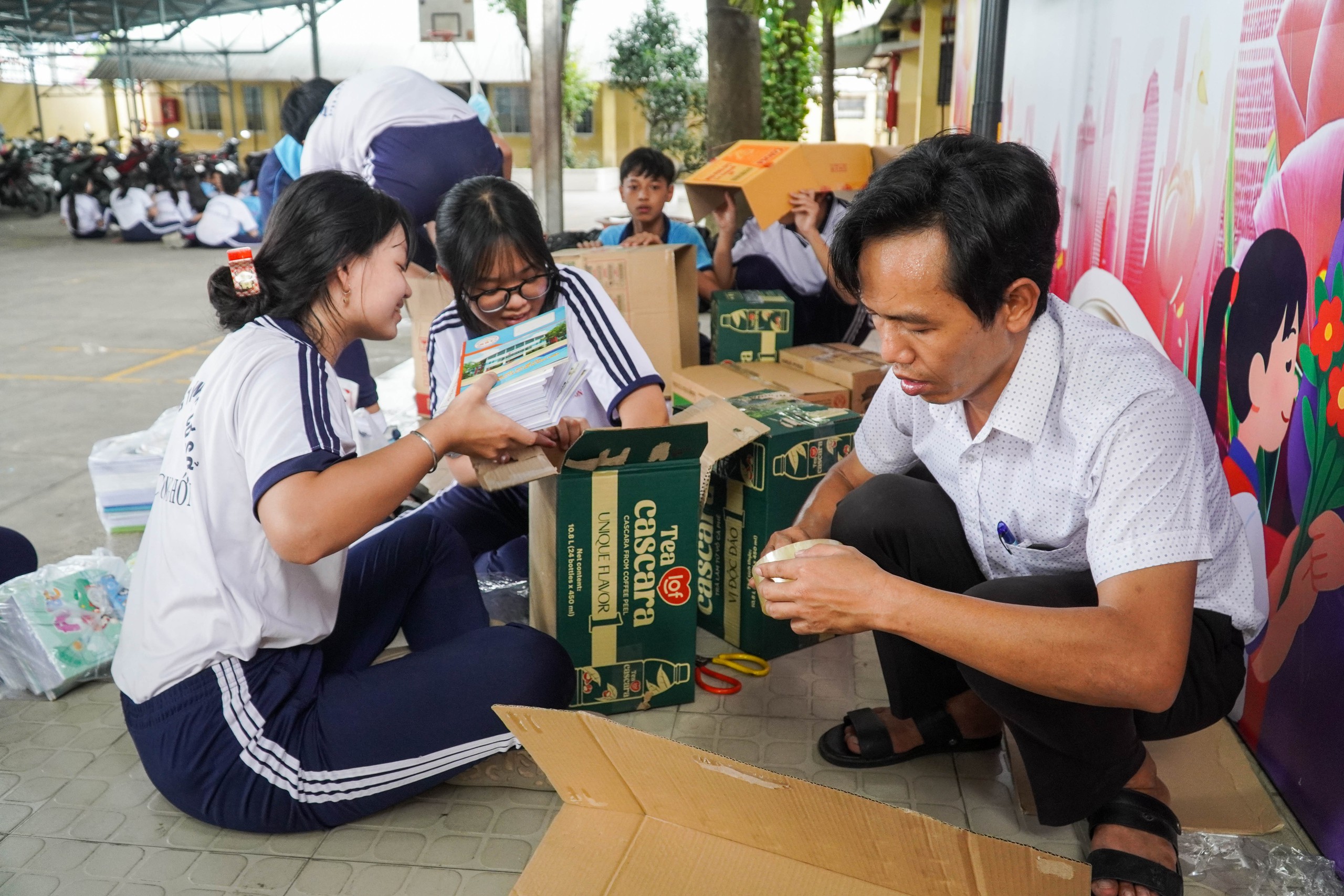 Những chồng tập trắng y&ecirc;u thương ủng hộ chương tr&igrave;nh "Triệu tập vở cho học sinh v&ugrave;ng bị thi&ecirc;n tai" - Ảnh 5.