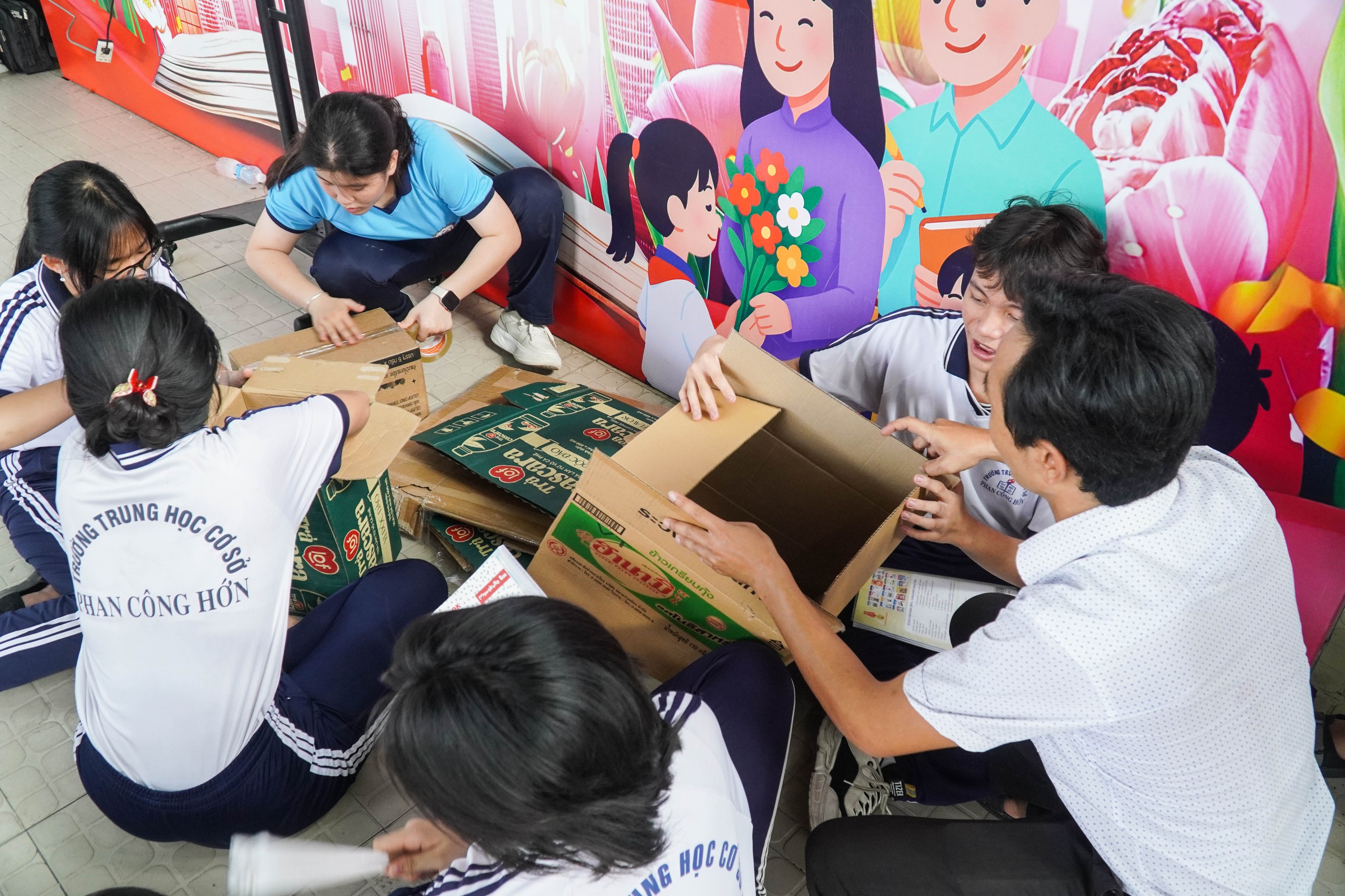 Những chồng tập trắng y&ecirc;u thương ủng hộ chương tr&igrave;nh "Triệu tập vở cho học sinh v&ugrave;ng bị thi&ecirc;n tai" - Ảnh 6.