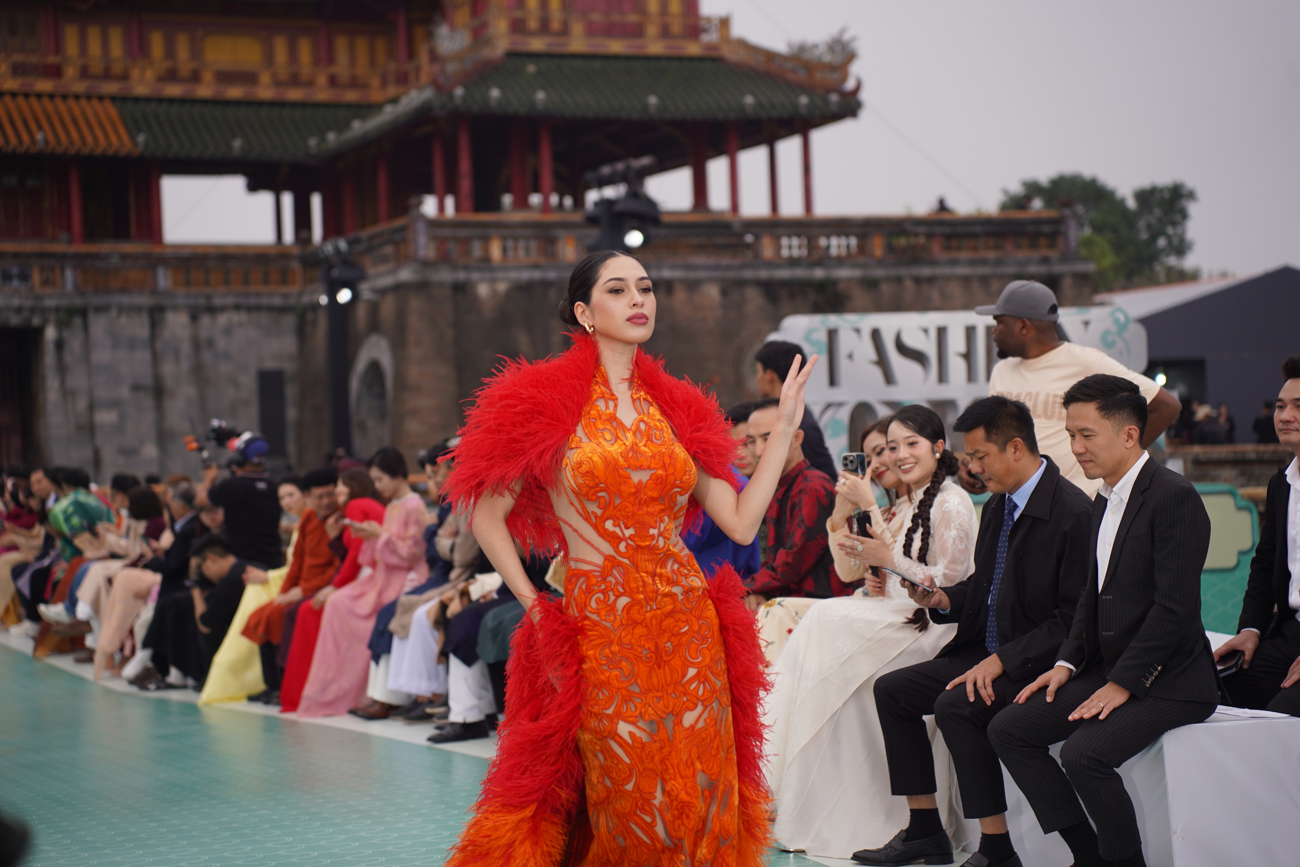 Quảng trường Ngọ môn "bùng nổ" với dàn người đẹp Miss Cosmo 2025 - Ảnh 2.