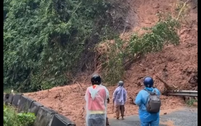 NÓNG: Đèo Sông Pha nối Khánh Hòa - Lâm Đồng vừa sạt lở, giao thông tạm thời bị chia cắt