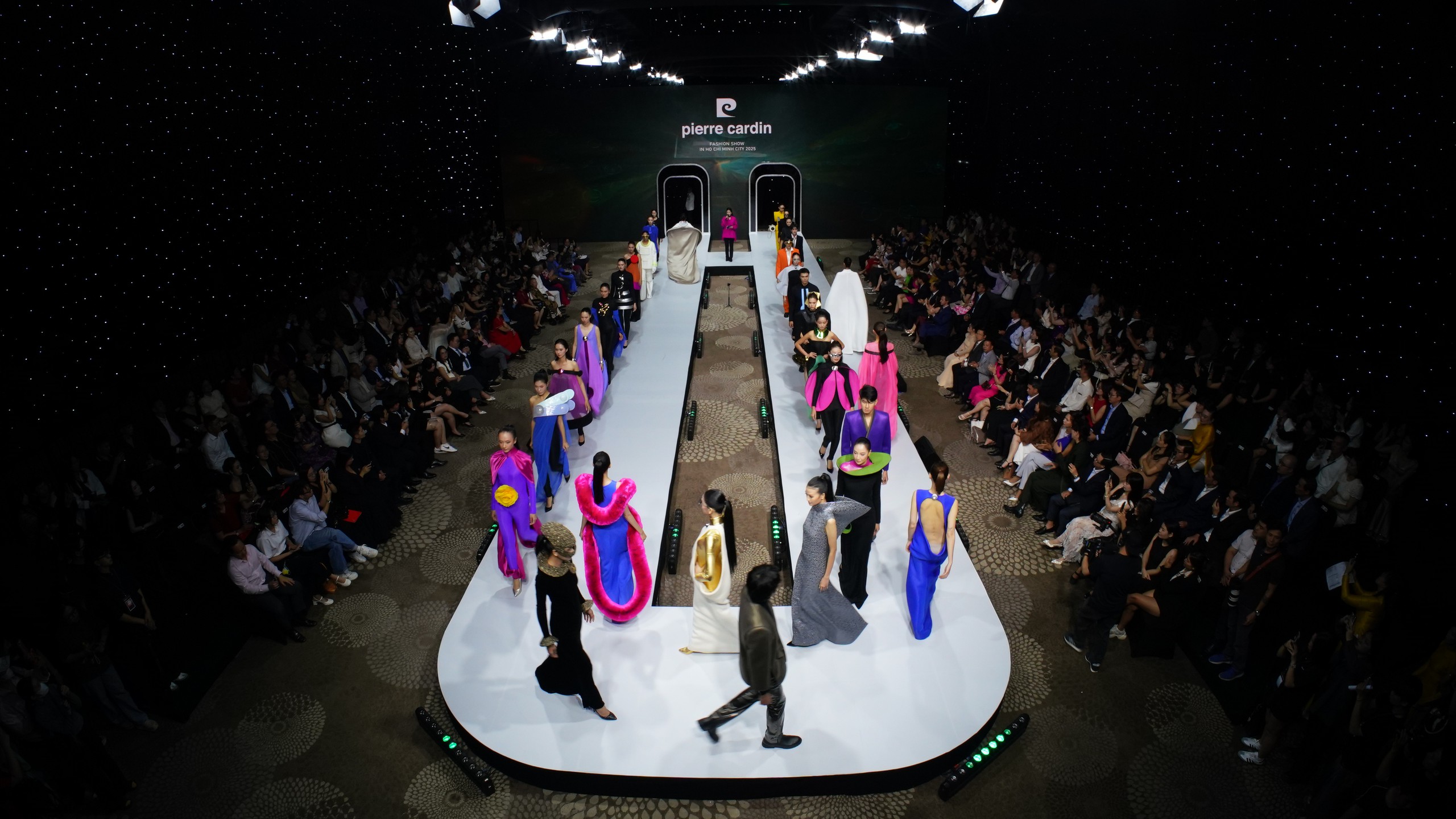 60 mẫu thiết kế Haute Couture "đ&atilde; mắt" ở Pierre Cardin Fashion Show 2025  - Ảnh 1.