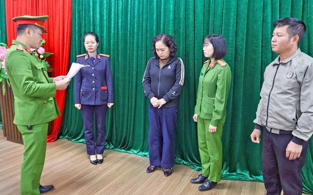 Hai cán bộ thuế bị bắt