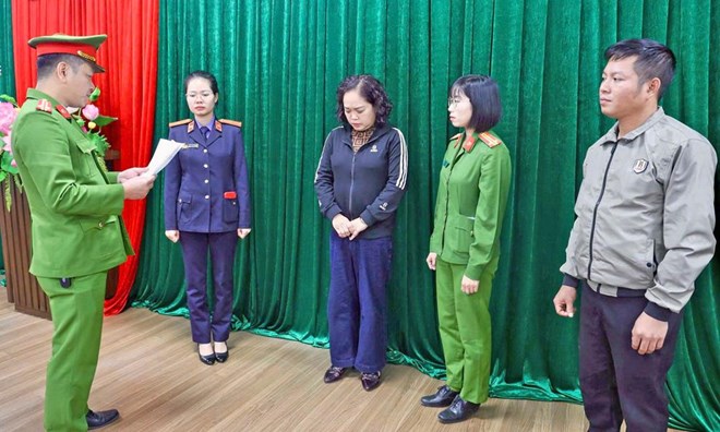 Bắt 2 c&aacute;n bộ thuế nhận hối lộ 4,3 tỉ đồng - Ảnh 1.