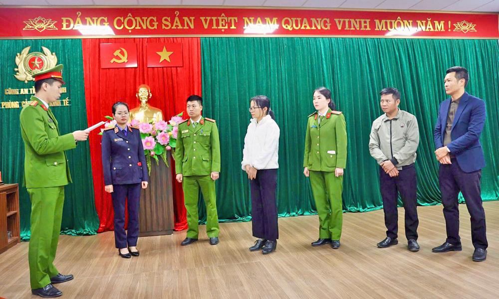 Bắt 2 c&aacute;n bộ thuế nhận hối lộ 4,3 tỉ đồng - Ảnh 2.