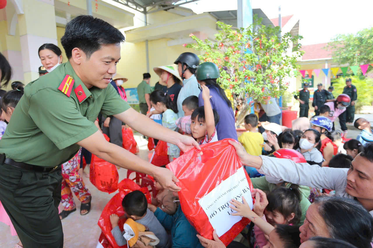 Nghĩa tình của Công an TPHCM với bà con vùng lũ - Ảnh 1.