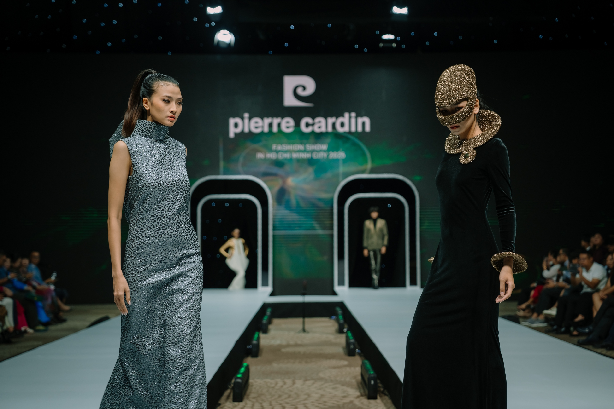 60 mẫu thiết kế Haute Couture "đ&atilde; mắt" ở Pierre Cardin Fashion Show 2025  - Ảnh 4.