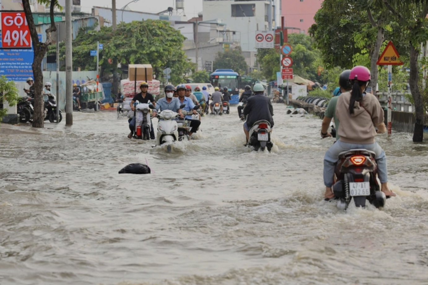 TPHCM: Khẩn trương ứng ph&oacute; triều cường đầu th&aacute;ng 12 - Ảnh 1.