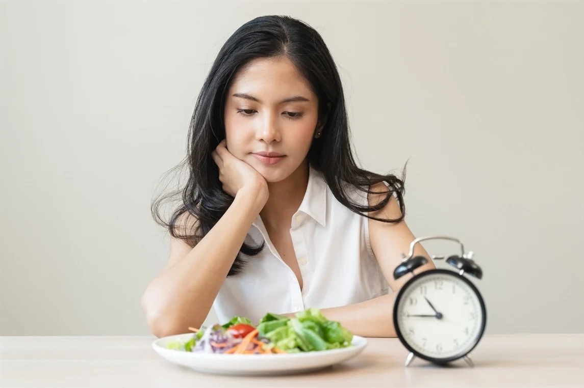 Mặt tr&aacute;i g&acirc;y giật m&igrave;nh của kiểu ăn giảm c&acirc;n đang "hot" - Ảnh 1.