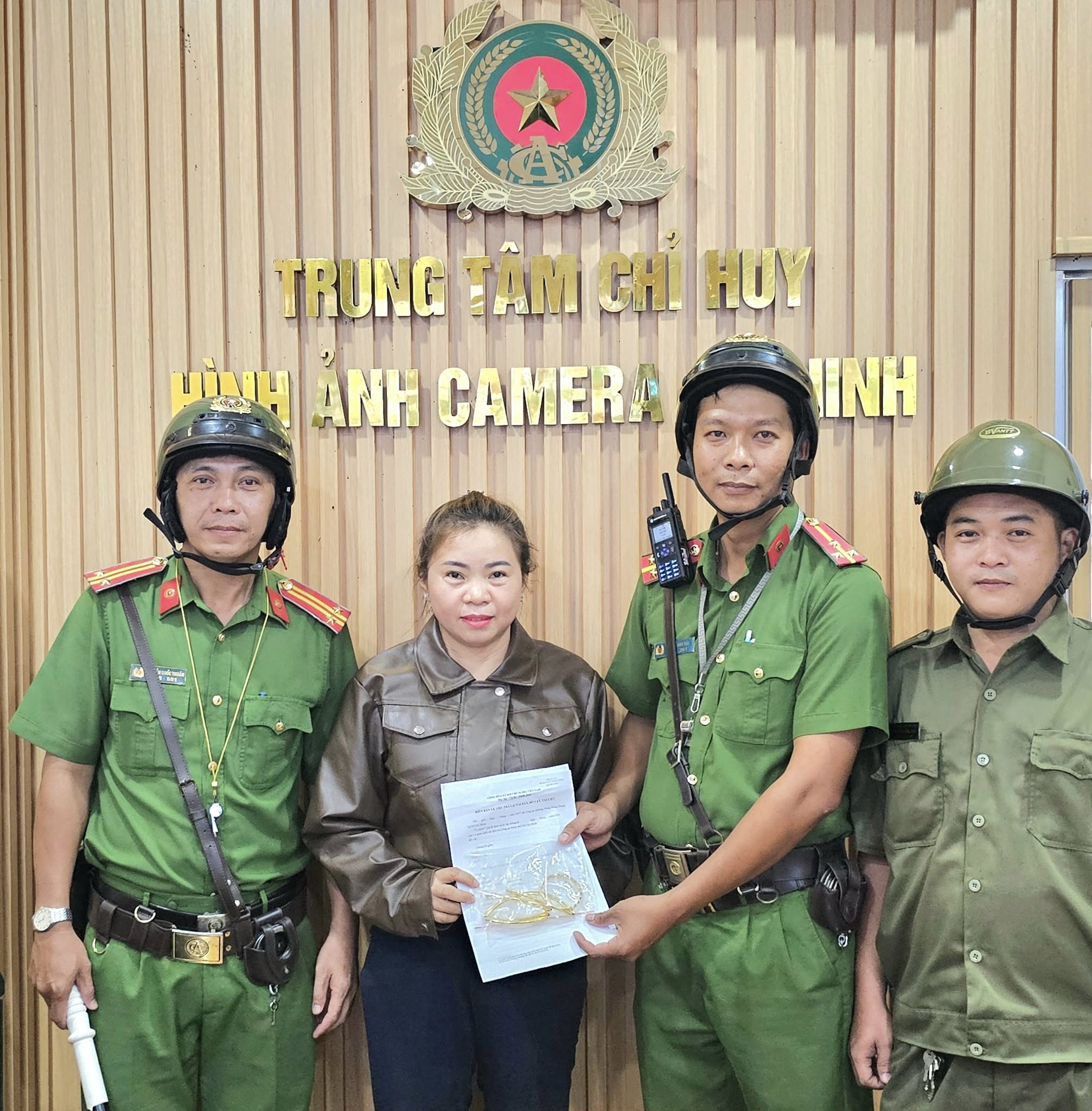 Thanh ni&ecirc;n hỏi mua v&agrave;ng cưới rồi l&agrave;m liều tại tiệm v&agrave;ng ở TP HCM - Ảnh 3.