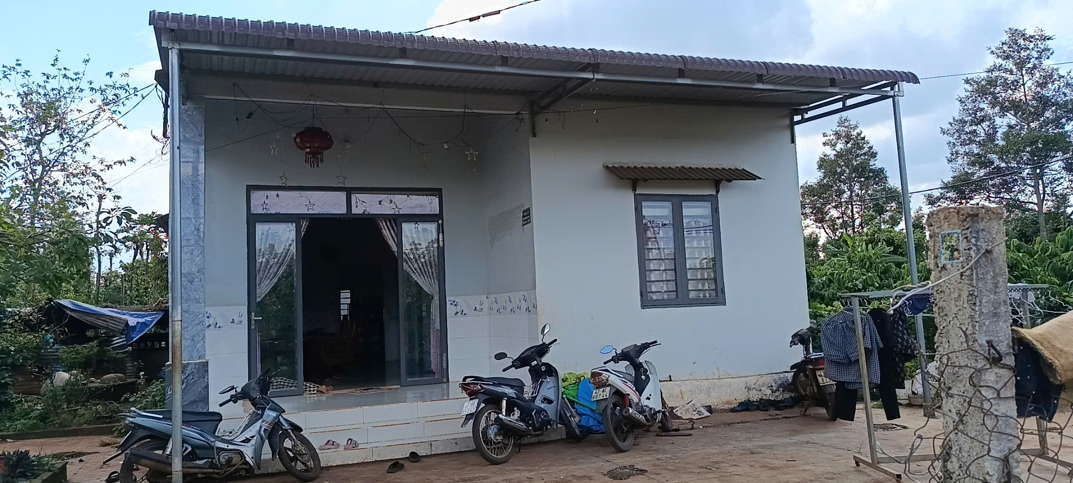 C&acirc;u chuyện nh&oacute;i l&ograve;ng về 2 ch&aacute;u b&eacute; bị cha x&iacute;ch nhốt trong ph&ograve;ng bẩn thỉu - Ảnh 1.