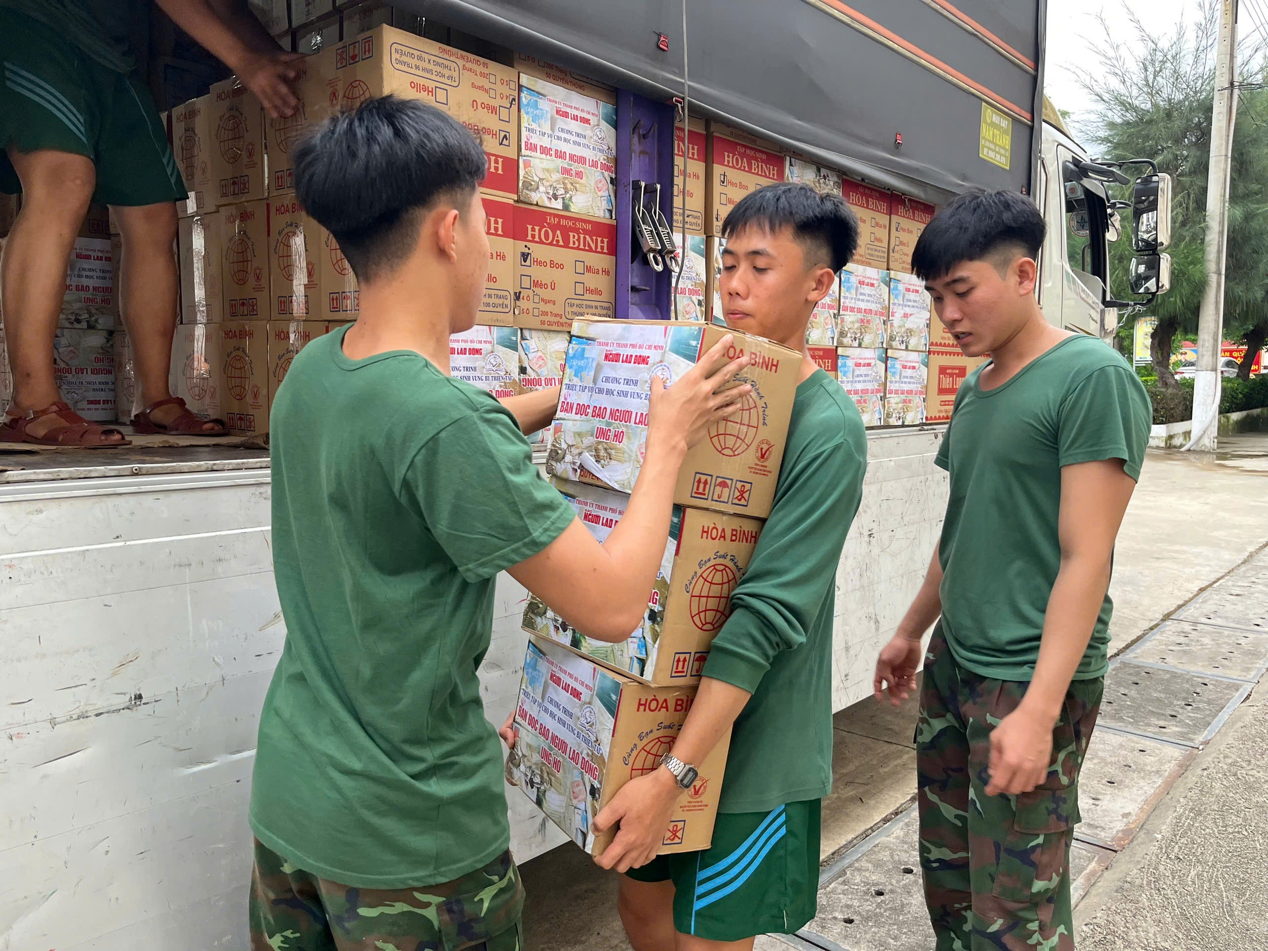 Khánh Hòa tiếp nhận 50.000 tập vở từ Chương trình "Triệu tập vở cho học sinh vùng bị thiên tai" - Ảnh 4.