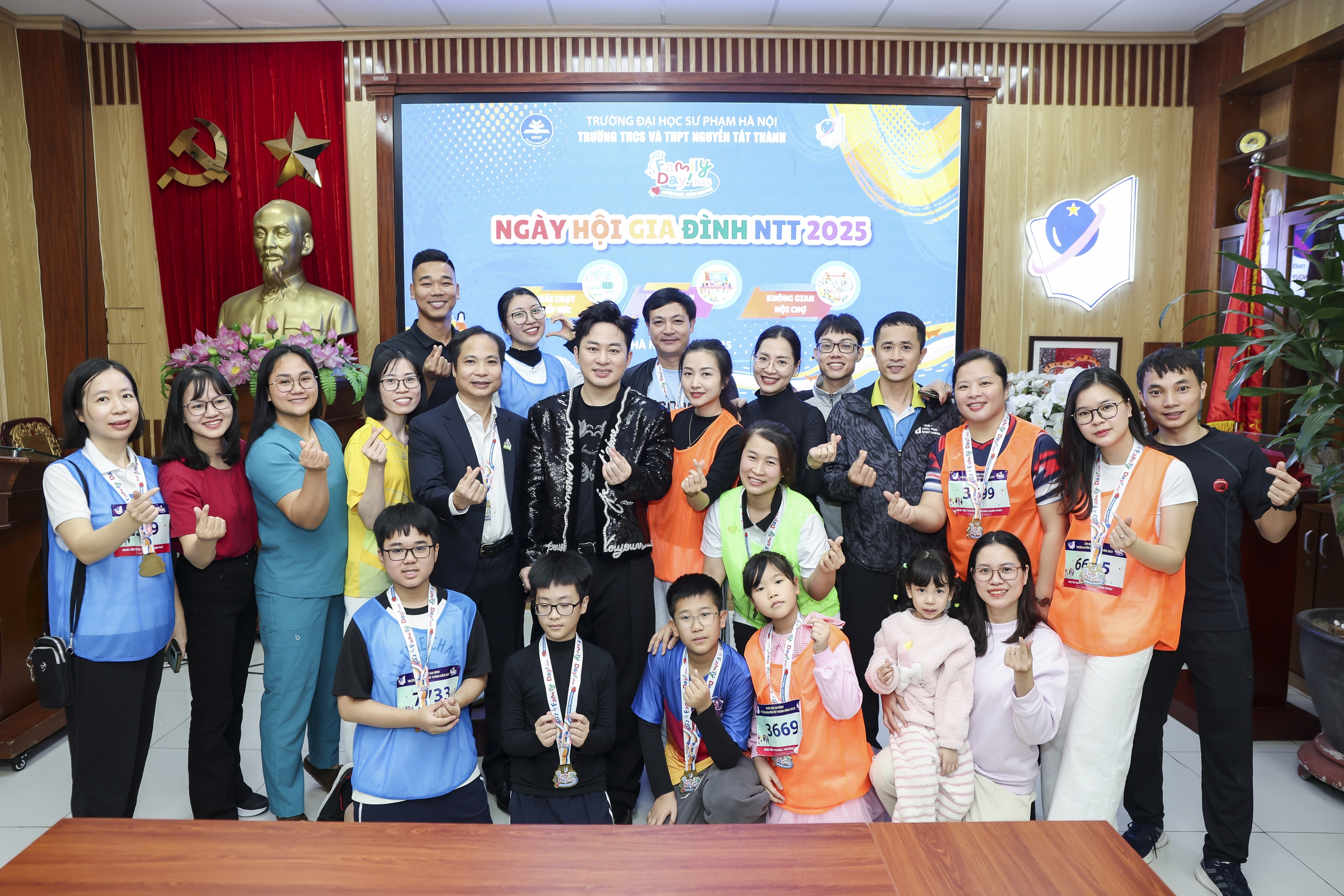 T&ugrave;ng Dương "quẩy"nhiệt t&igrave;nh c&ugrave;ng c&aacute;c thầy c&ocirc;, học sinh - Ảnh 6.
