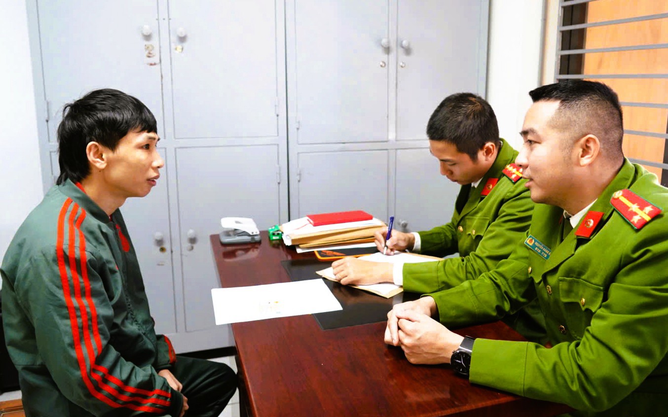 Một thanh niên từ Thái Lan về nước tới công an đầu thú