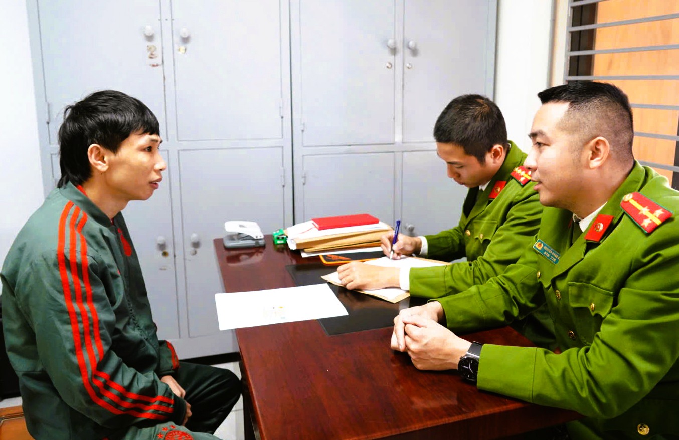 Một thanh ni&ecirc;n từ Th&aacute;i Lan về nước tới c&ocirc;ng an đầu th&uacute; - Ảnh 1.