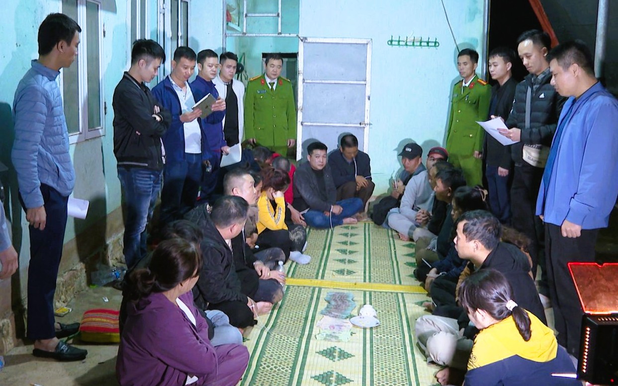 Cảnh sát đột kích bắt quả tang 15 người làm chuyện phi pháp tại nhà người phụ nữ