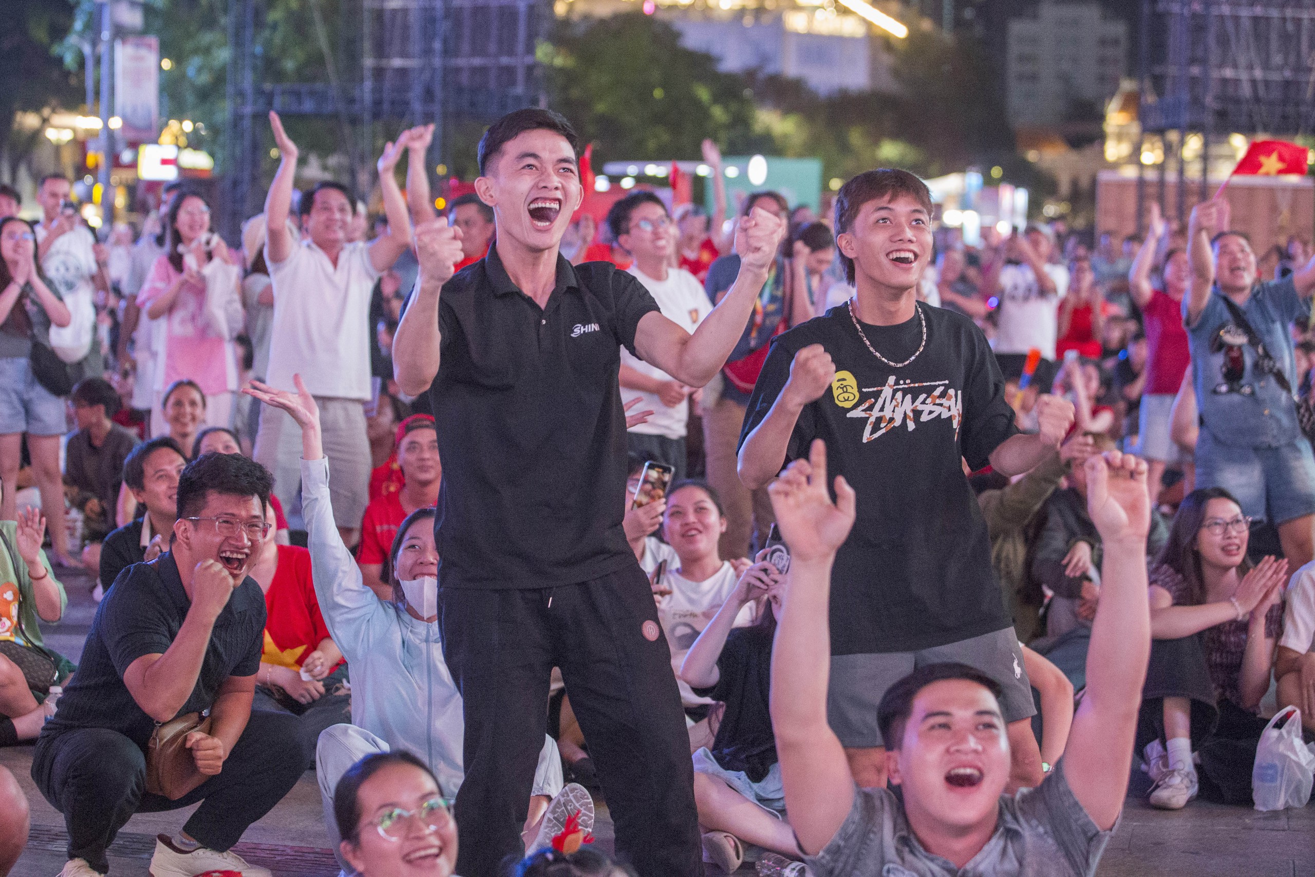 Khó quên khoảnh khắc người dân TPHCM mừng U22 Việt Nam vô địch SEA Games 33 - Ảnh 4.