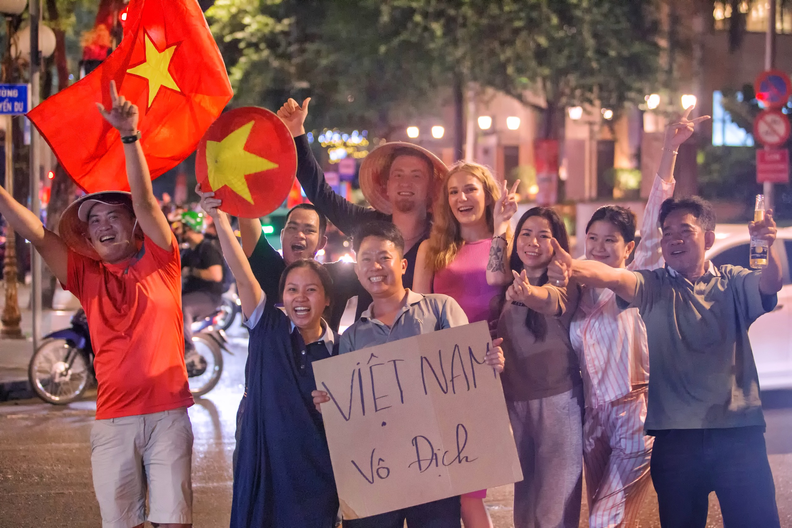 Khó quên khoảnh khắc người dân TPHCM mừng U22 Việt Nam vô địch SEA Games 33 - Ảnh 7.