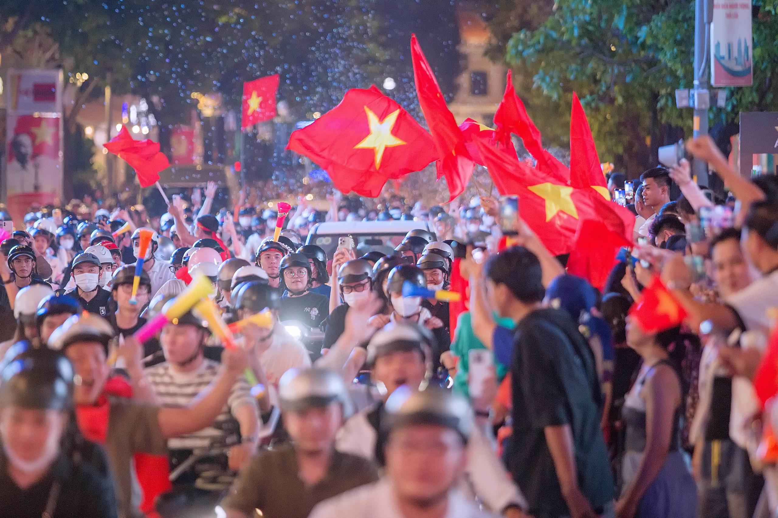 Khó quên khoảnh khắc người dân TPHCM mừng U22 Việt Nam vô địch SEA Games 33 - Ảnh 8.