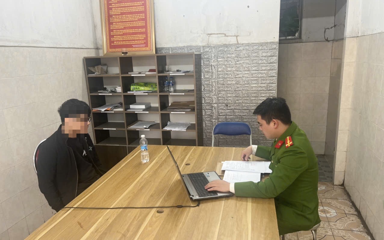 Đòi chia tay nhưng bị từ chối, nam thanh niên tạt dung dịch tẩy bồn cầu vào người tình