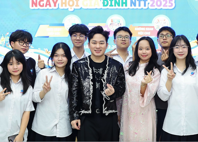T&ugrave;ng Dương "quẩy"nhiệt t&igrave;nh c&ugrave;ng c&aacute;c thầy c&ocirc;, học sinh - Ảnh 7.