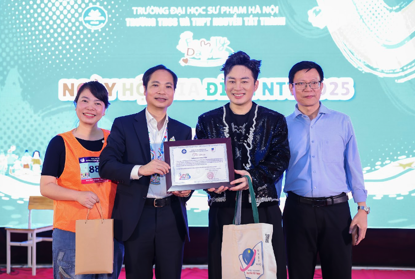 T&ugrave;ng Dương "quẩy"nhiệt t&igrave;nh c&ugrave;ng c&aacute;c thầy c&ocirc;, học sinh - Ảnh 2.