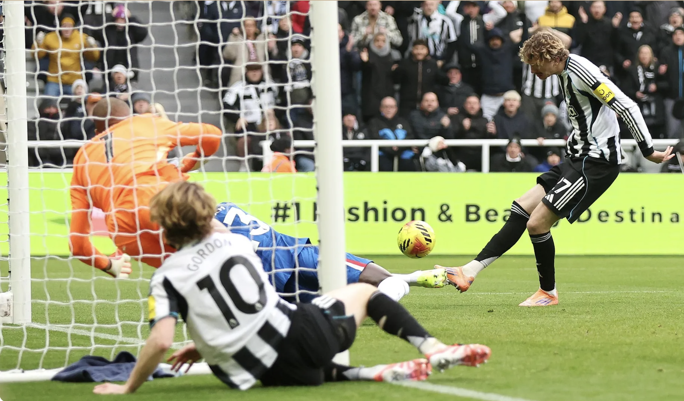 Newcastle đánh rơi chiến thắng, Chelsea ngược dòng giành điểm tại St. James' Park - Ảnh 1.