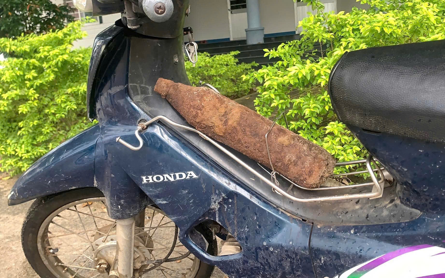 Phát hiện vật nghi là đạn pháo chưa nổ, liền chở đến... trụ sở công an
