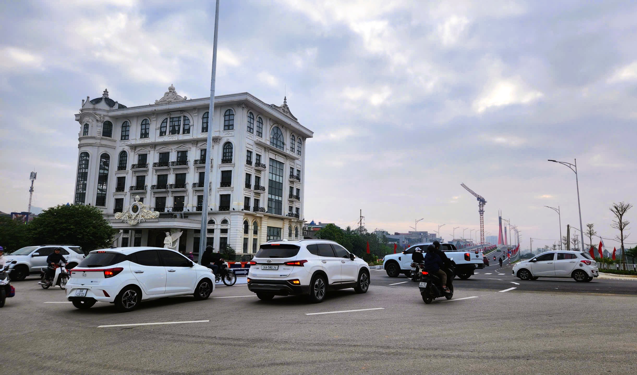 Cầu d&acirc;y văng đầu ti&ecirc;n vượt đường sắt Bắc - Nam ở Thanh H&oacute;a - Ảnh 2.