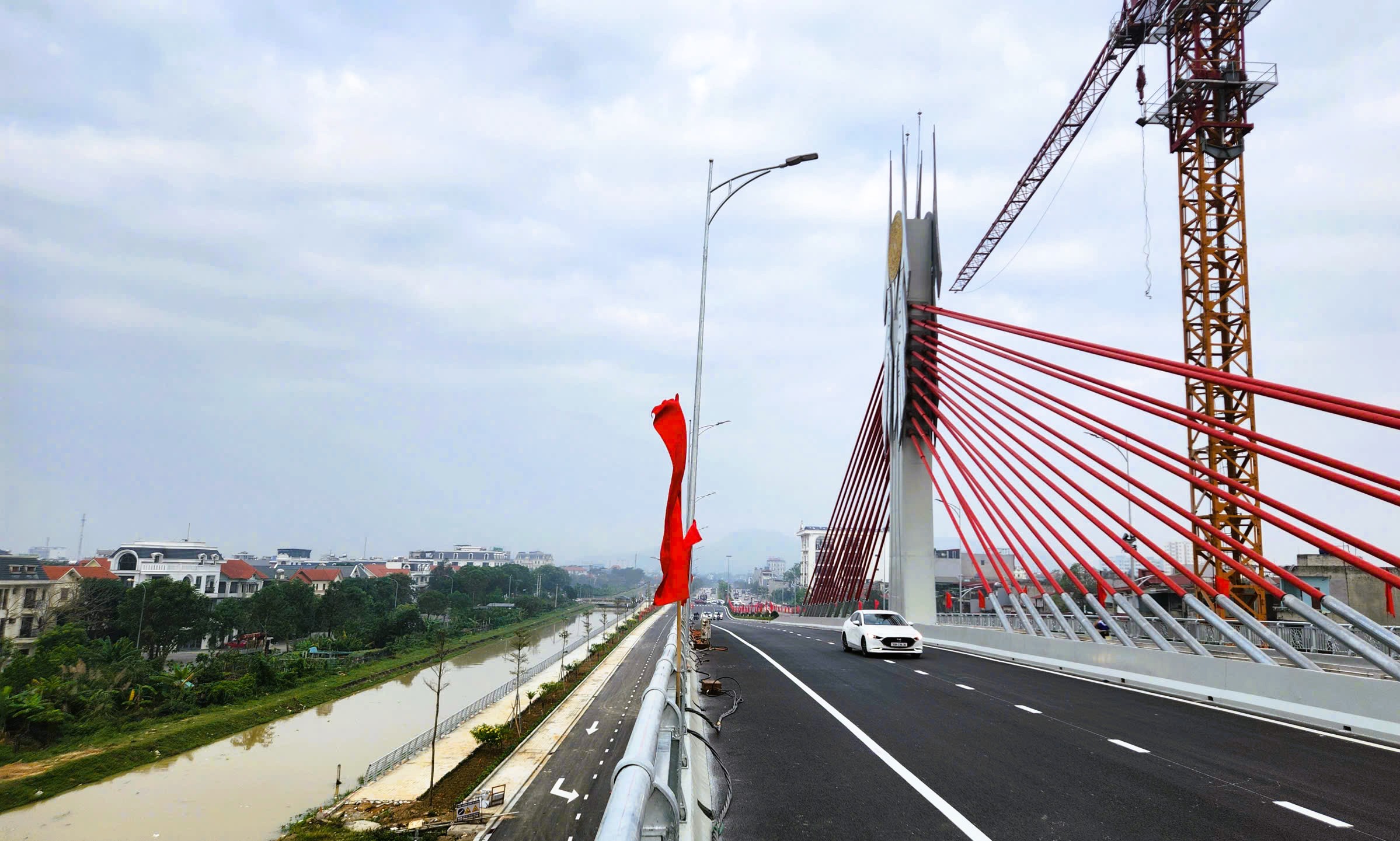 Cầu d&acirc;y văng đầu ti&ecirc;n vượt đường sắt Bắc - Nam ở Thanh H&oacute;a - Ảnh 5.