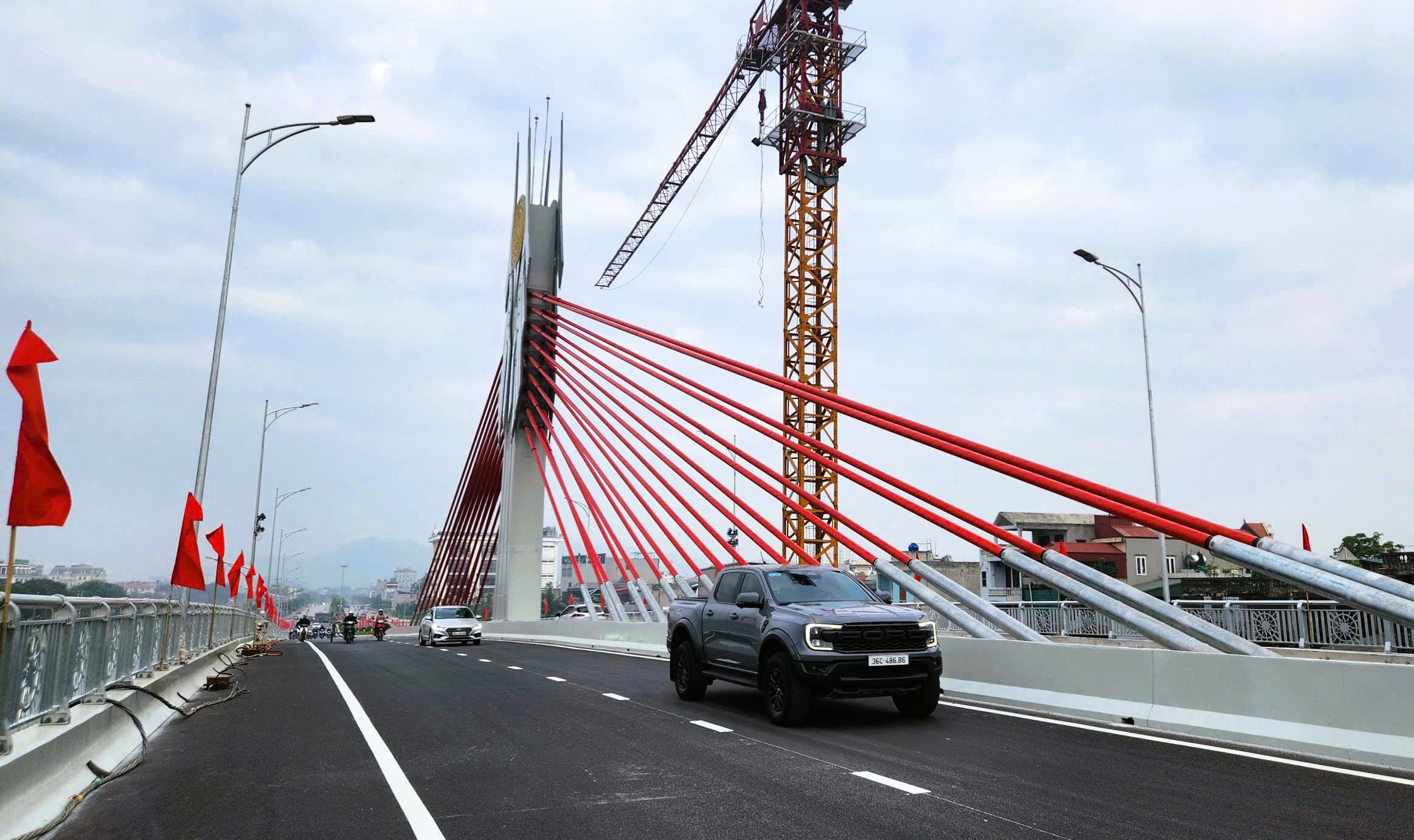 Cầu d&acirc;y văng đầu ti&ecirc;n vượt đường sắt Bắc - Nam ở Thanh H&oacute;a - Ảnh 13.