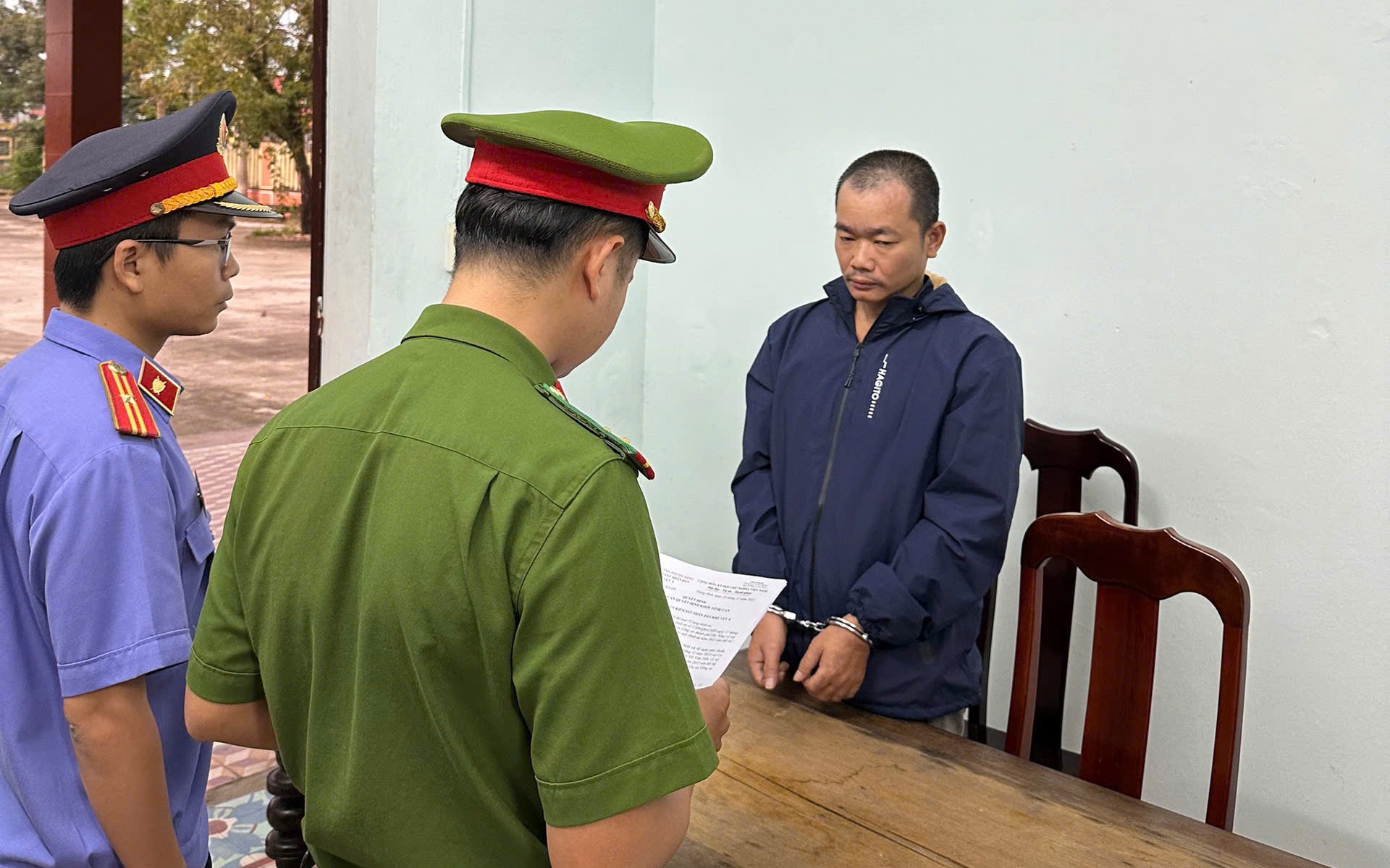 Vợ xin ly hôn, chồng chém vợ rồi uống thuốc trừ sâu, thắt cổ muốn chết chung
