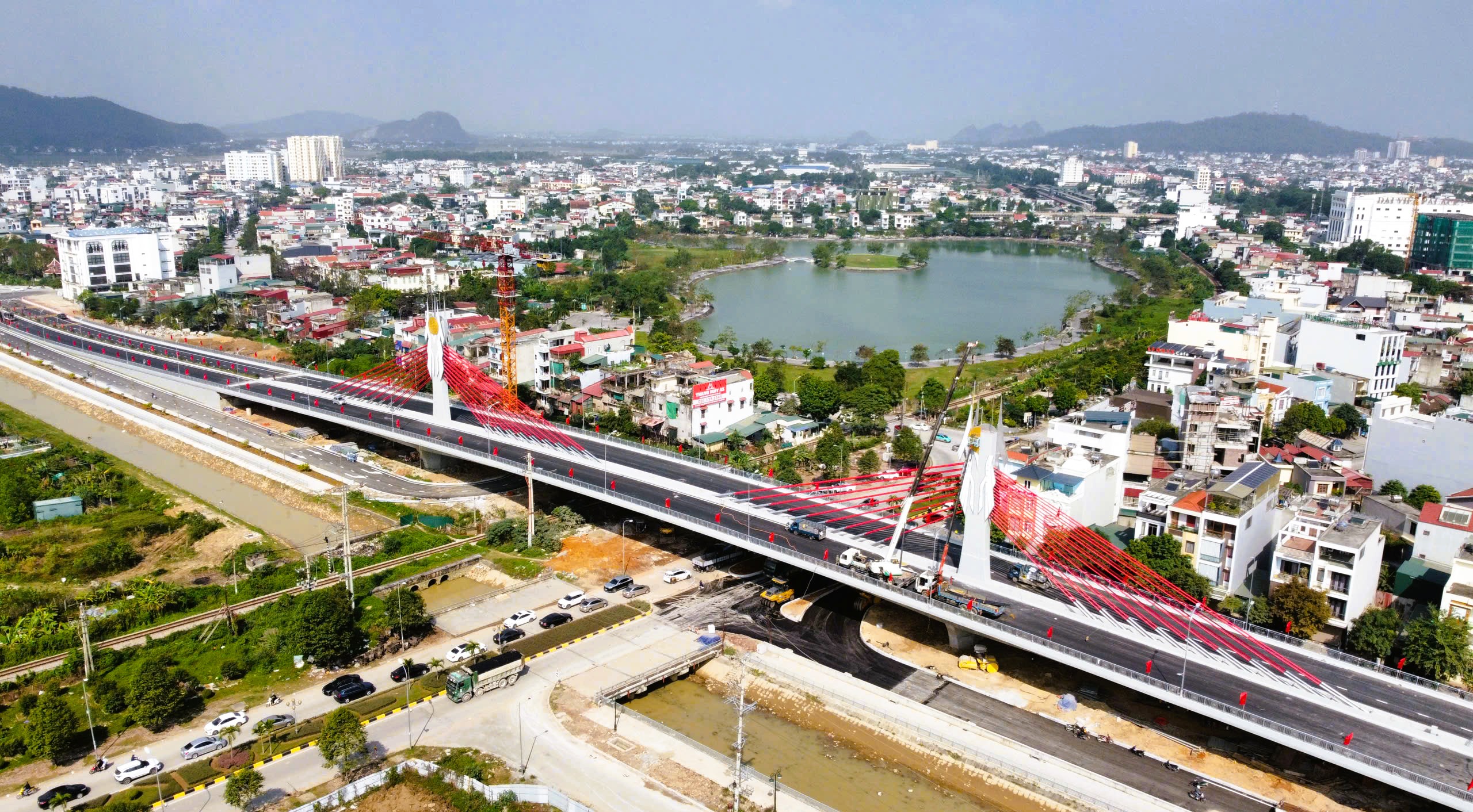 Cầu d&acirc;y văng đầu ti&ecirc;n vượt đường sắt Bắc - Nam ở Thanh H&oacute;a - Ảnh 1.