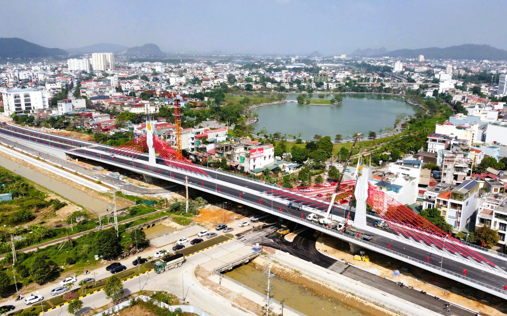 Cầu dây văng đầu tiên vượt đường sắt Bắc - Nam ở Thanh Hóa