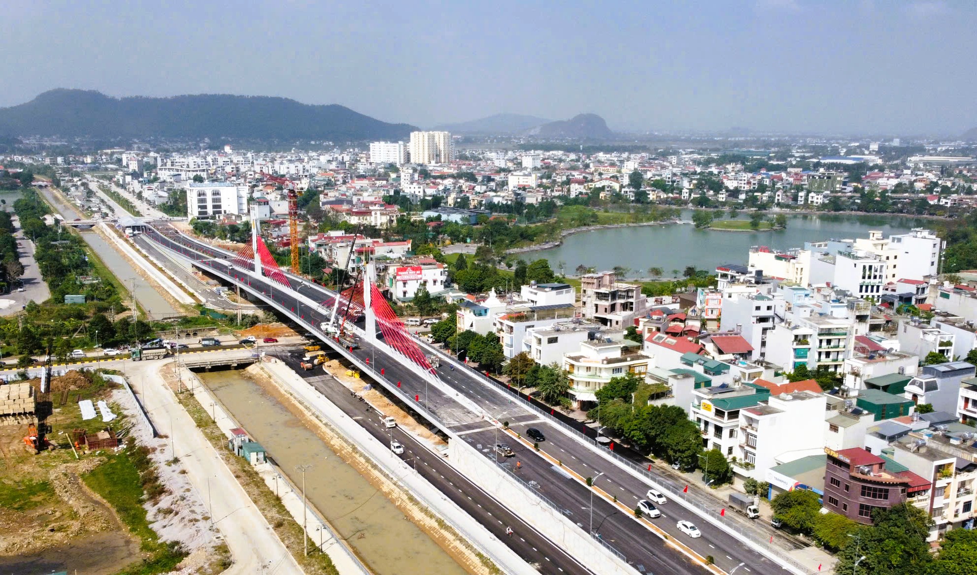Cầu d&acirc;y văng đầu ti&ecirc;n vượt đường sắt Bắc - Nam ở Thanh H&oacute;a - Ảnh 9.