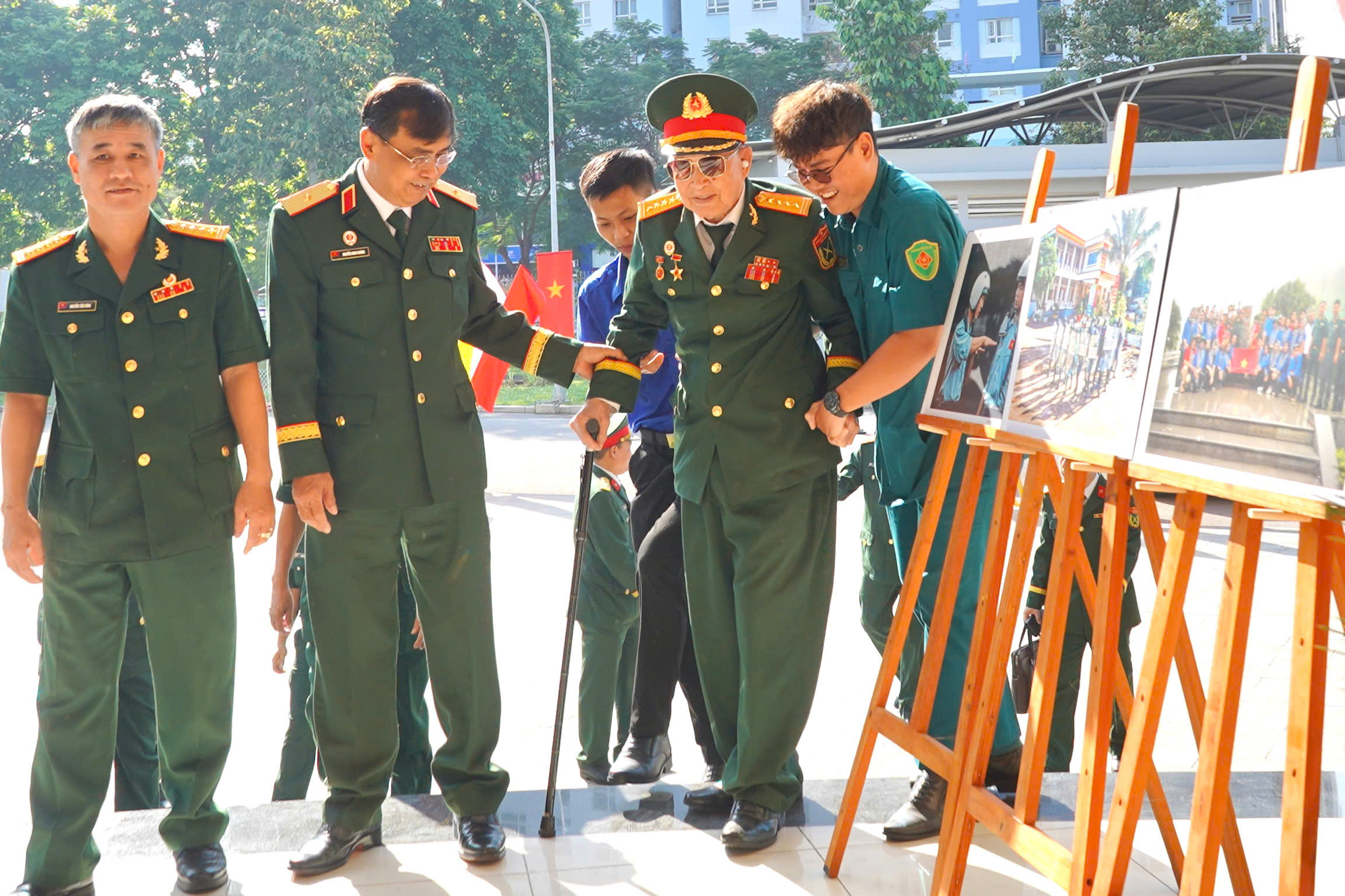 Tướng lĩnh, c&aacute;n bộ cao cấp qu&acirc;n đội nghỉ hưu lu&ocirc;n đ&oacute;ng g&oacute;p thầm lặng nhưng rất quan trọng cho TPHCM - Ảnh 5.