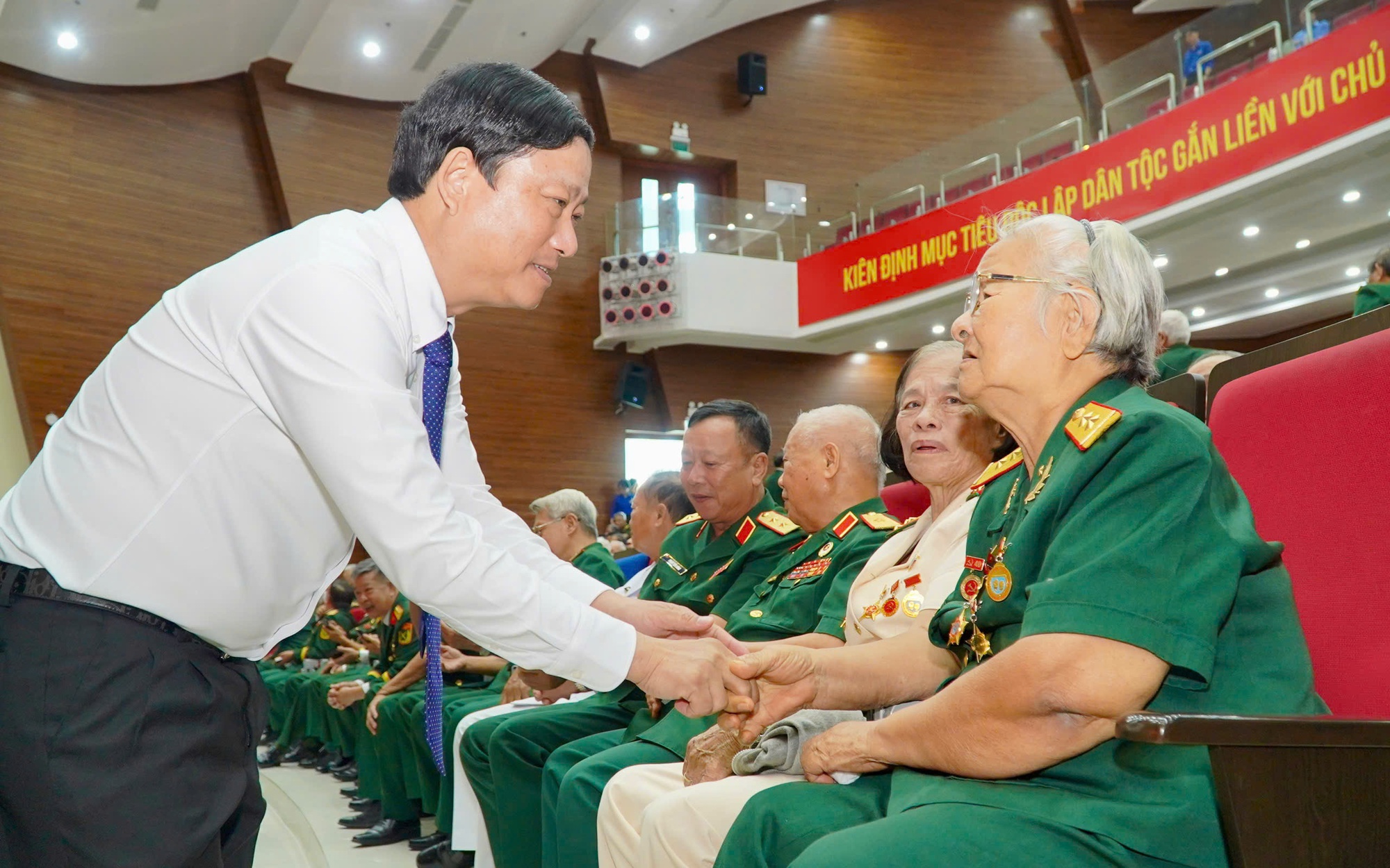 Tướng lĩnh, cán bộ quân đội nghỉ hưu, điểm tựa thầm lặng của TPHCM