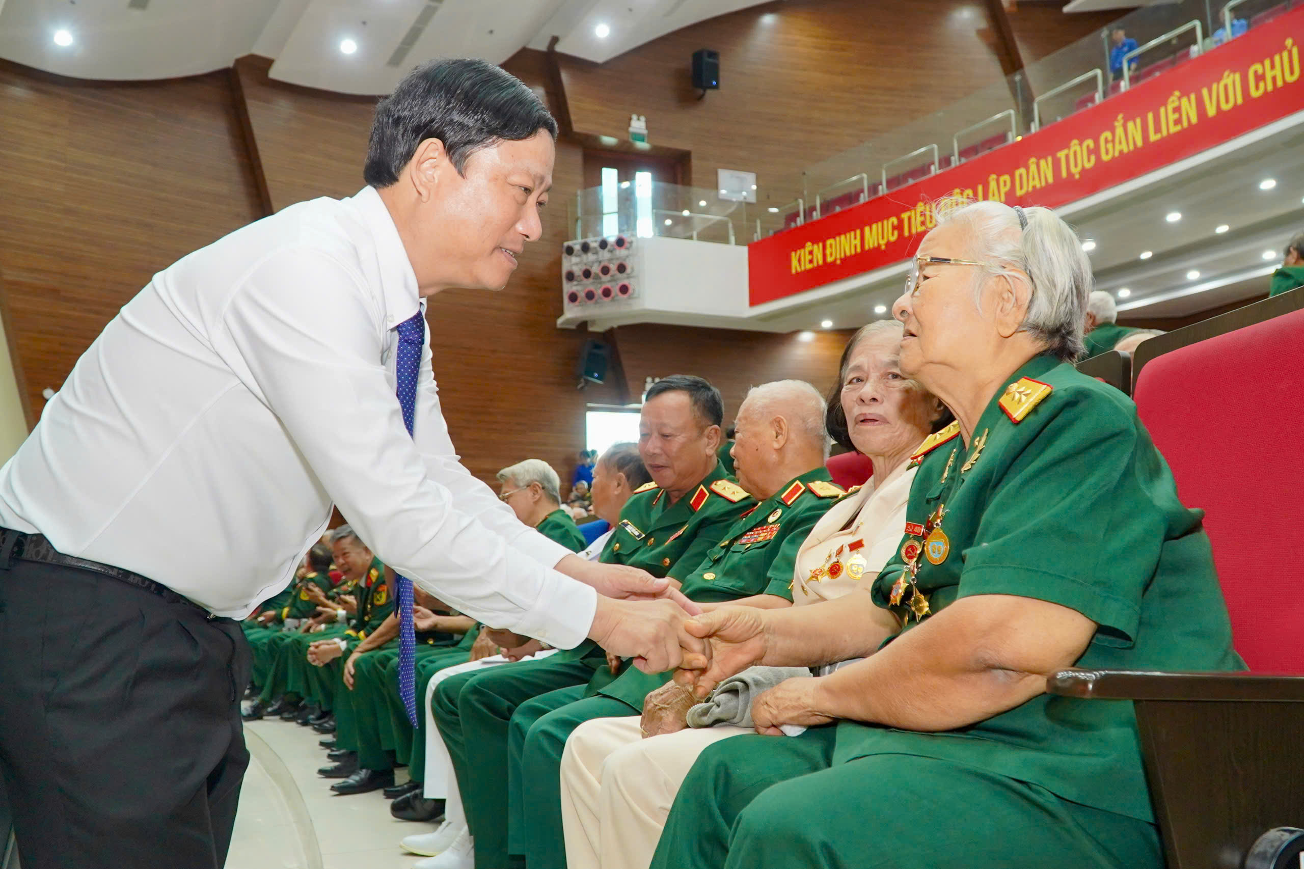 Tướng lĩnh, c&aacute;n bộ cao cấp qu&acirc;n đội nghỉ hưu lu&ocirc;n đ&oacute;ng g&oacute;p thầm lặng nhưng rất quan trọng cho TPHCM - Ảnh 1.
