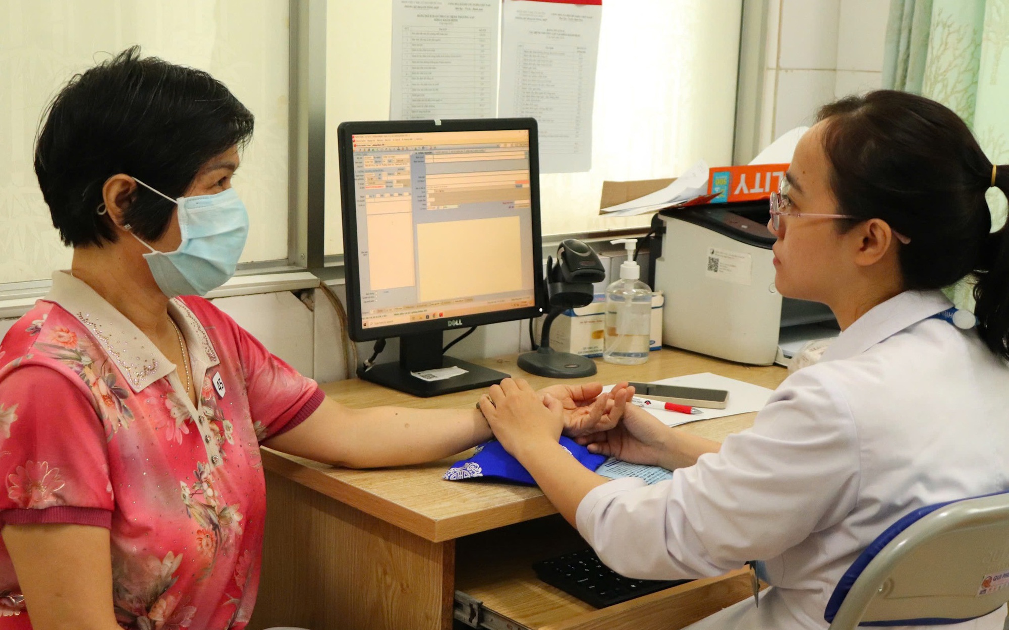 Người cao tuổi TPHCM vui mừng vì được khám bệnh, tặng thẻ BHYT