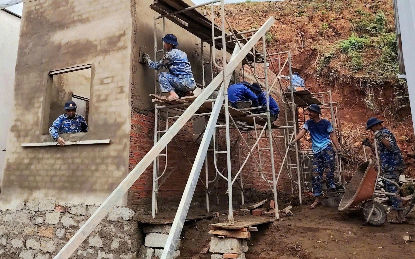 Cận cảnh Công an Gia Lai bàn giao 4 căn nhà thuộc “Chiến dịch Quang Trung” - Ảnh 2.