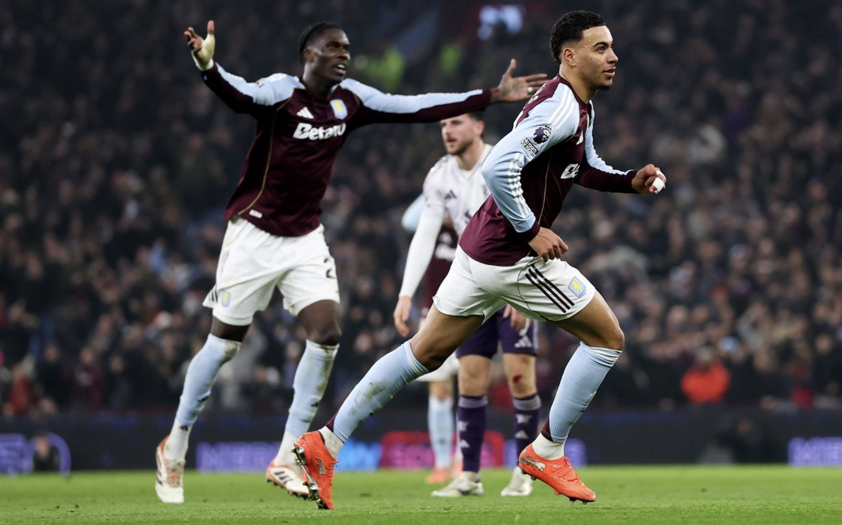 Man United gục ng&atilde; ở Villa Park, hụt hơi cuộc đua v&ocirc; địch - Ảnh 4.