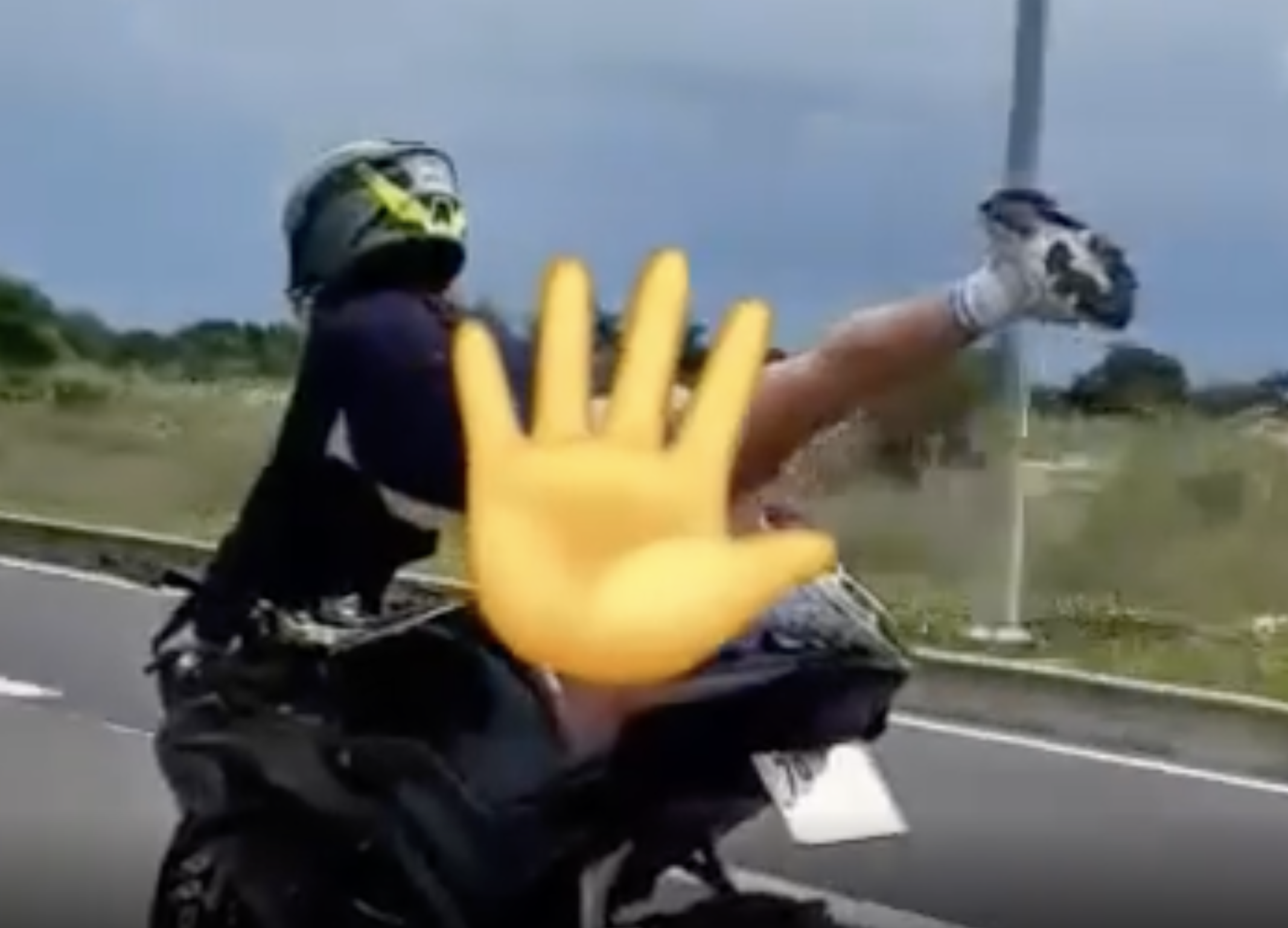 Clip: Người nữ nước ngoài biểu diễn mô tô bị xử lý ở Khánh Hòa - Ảnh 2.