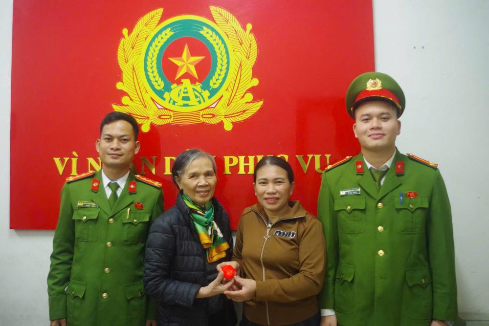 Ph&aacute;t hiện 5,5 chỉ v&agrave;ng trong k&eacute;t sắt cũ, người phụ nữ thu mua phế liệu liền tr&igrave;nh b&aacute;o c&ocirc;ng an  - Ảnh 2.