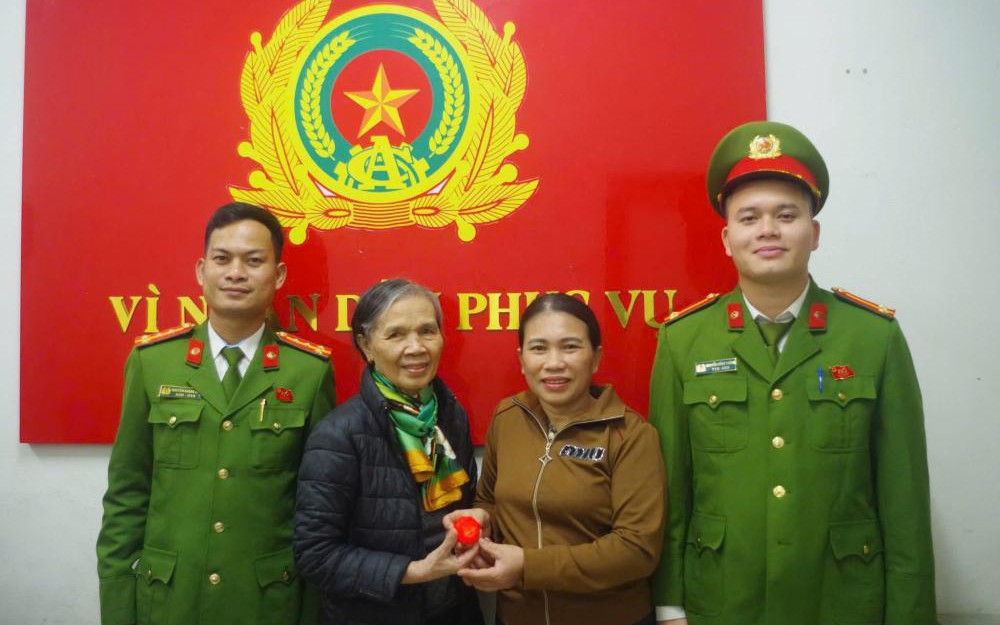 Phát hiện 5,5 chỉ vàng trong két sắt cũ, người phụ nữ thu mua phế liệu lập tức trình báo công an