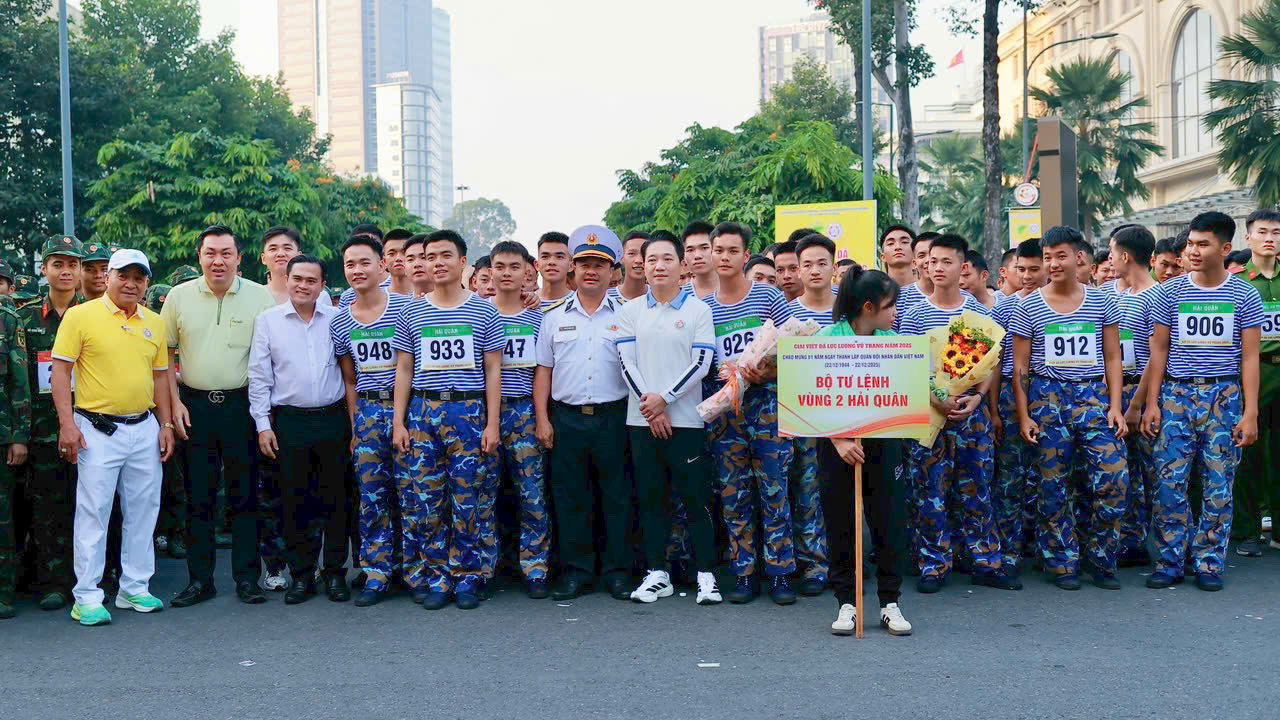 Chạy việt d&atilde; ở trung t&acirc;m th&agrave;nh phố, ch&agrave;o mừng ng&agrave;y th&agrave;nh lập Qu&acirc;n đội nh&acirc;n d&acirc;n Việt Nam - Ảnh 1.