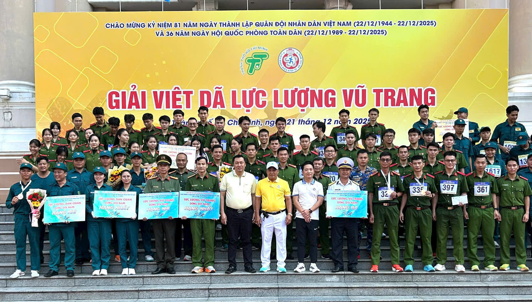 Chạy việt d&atilde; ở trung t&acirc;m th&agrave;nh phố, ch&agrave;o mừng ng&agrave;y th&agrave;nh lập Qu&acirc;n đội nh&acirc;n d&acirc;n Việt Nam - Ảnh 13.