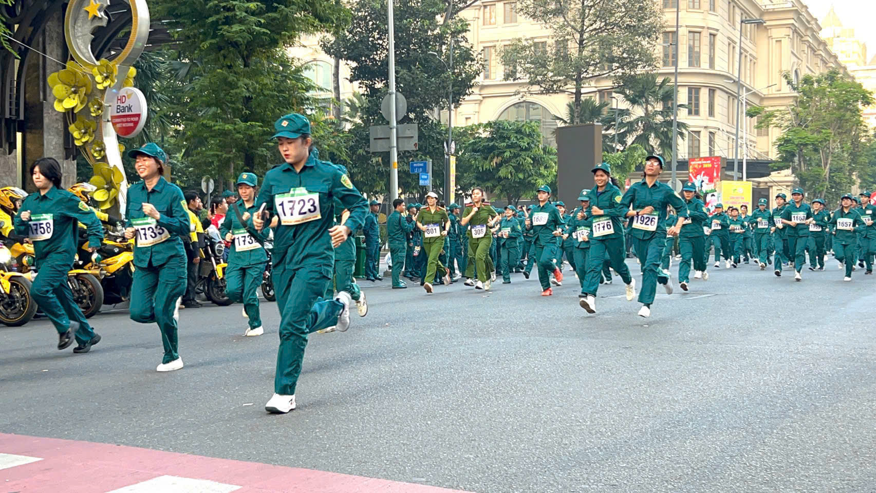 Chạy việt d&atilde; ở trung t&acirc;m th&agrave;nh phố, ch&agrave;o mừng ng&agrave;y th&agrave;nh lập Qu&acirc;n đội nh&acirc;n d&acirc;n Việt Nam - Ảnh 8.