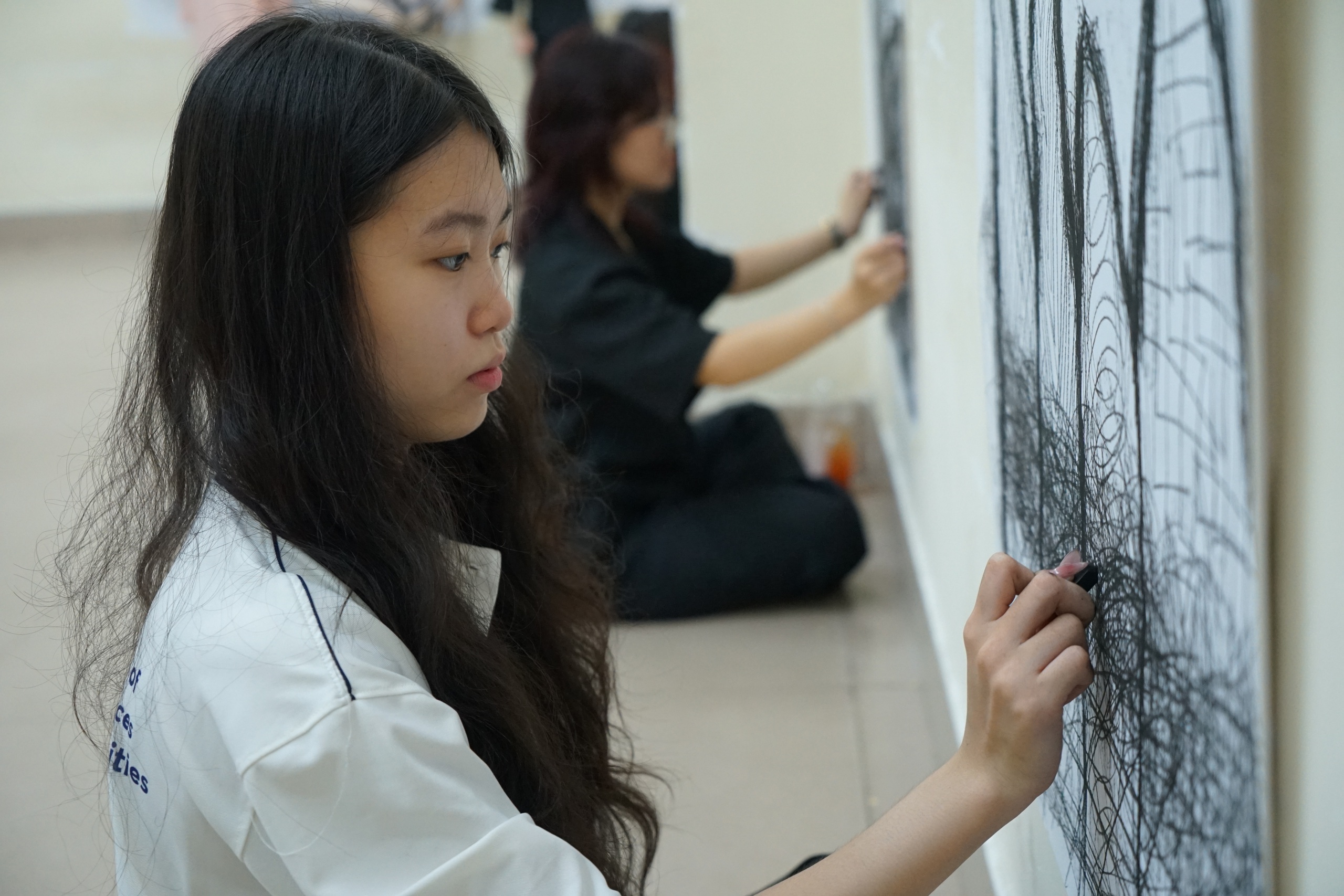 Ng&agrave;y hội nghệ thuật &ldquo; Hoa ch&agrave;o ng&otilde; hạnh &rdquo; tạo dấu ấn cho sinh vi&ecirc;n y&ecirc;u nghệ thuật - Ảnh 1.